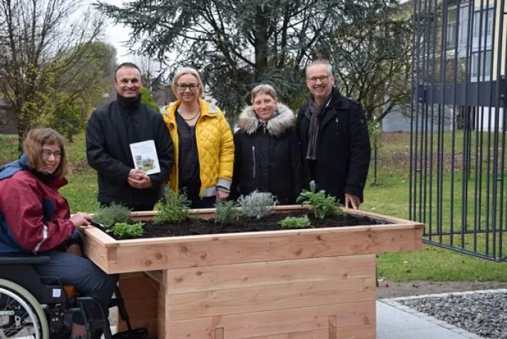 Bild: Neues Hochbeet ermöglicht Naturerlebnis