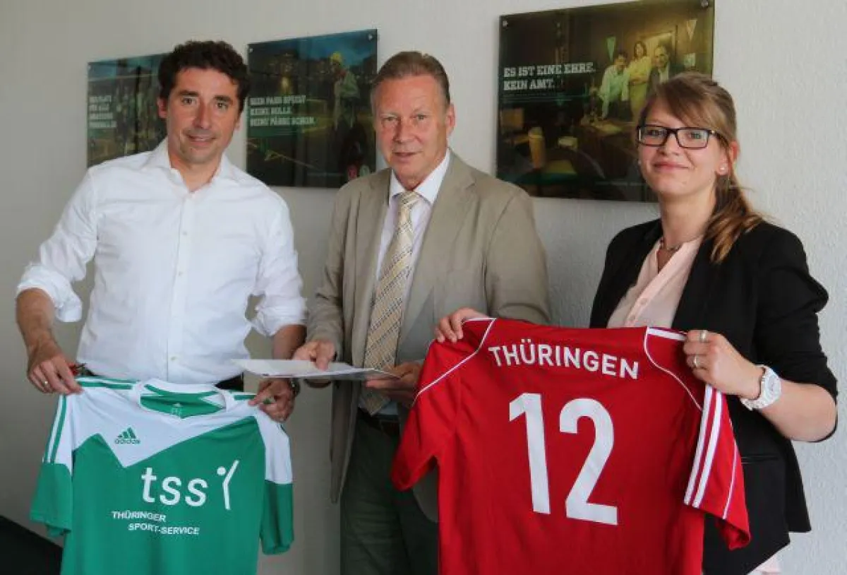 Ein Trikottausch bildet den Auftakt für die Partnerschaft