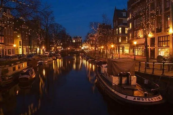 Die Niederlande im Ferienhaus erleben: zum Grachtenfestival nach Amsterdam Bild: Die Niederlande im Ferienhaus erleben: zum Grachtenfestival nach Amsterdam