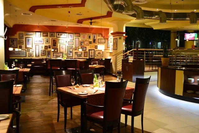 Bild: Julian' s Bar und Restaurant - heller, größer, weiter