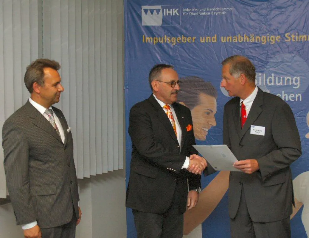 Unser Foto zeigt (v.l.) IHK-Hauptgeschäftsführer Joachim Hunger, Peter Eberl und IHK-Präsidenten Dr. Wolfgang Wagner bei der Überreichung von Ehrenurkunde und Ehrenmedaille.