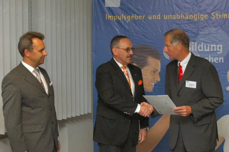 Bild: Peter Eberl mit IHK-Medaille ausgezeichnet
