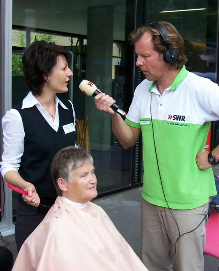 SWR4 Moderator Johannes Stier interwiewt Friseurmeisterin Snjezana Bacher