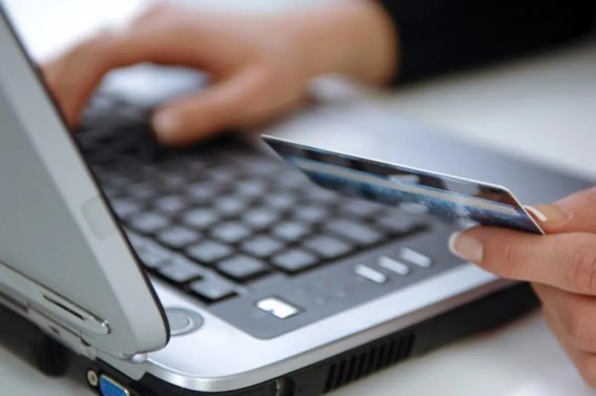 Einkaufen im Online-Shop - bezahlen über das Online-Banking-Konto bei der Hausbank.