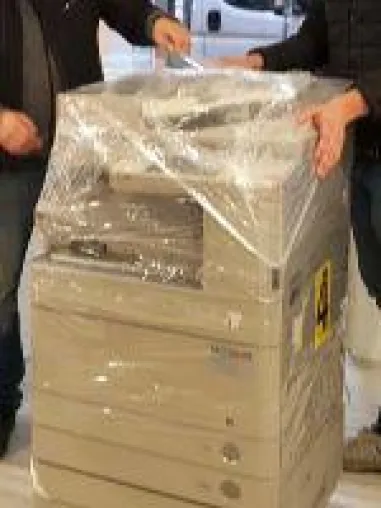 Bild: Der beschwerliche Umzug eines Produktionsbetriebes
