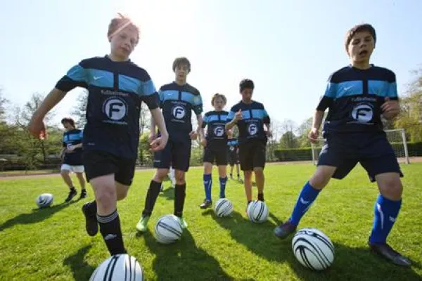 Bild: Spannende Fußballcamps für Jungen und Mädchen in Verden: Junior Camp und English Football Week