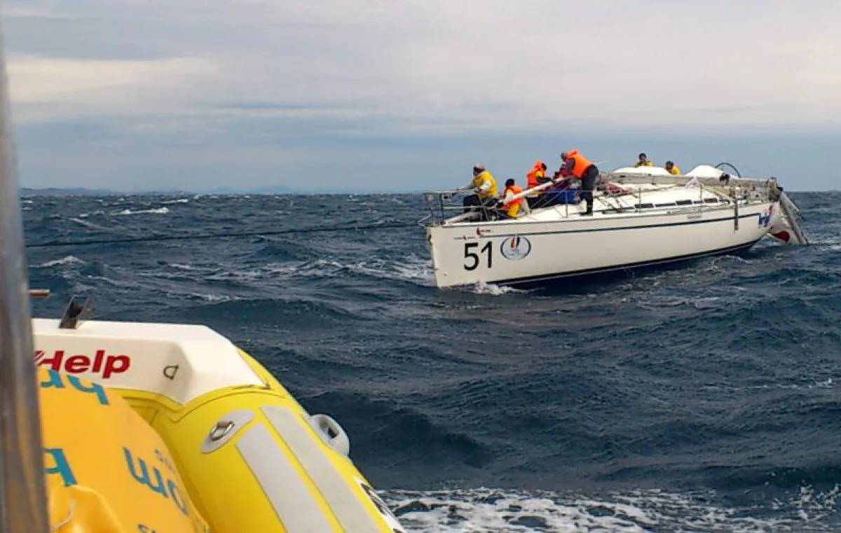 SeaHelp-Einsatzboot schleppt Segelyacht nach Mastbruch ab.