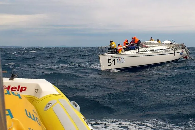 Bild: SeaHelp beim Dolomythi-Cup: Yacht nach Mastbruch in Hafen geschleppt