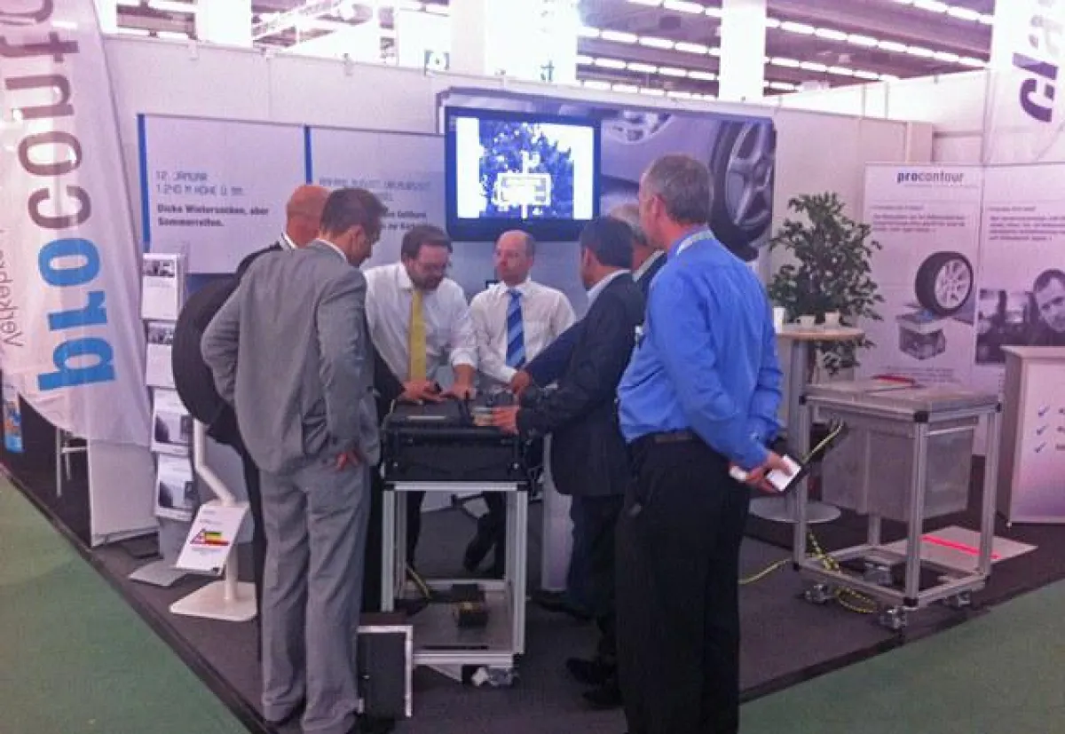 Interessenten begutachten die Messkassette