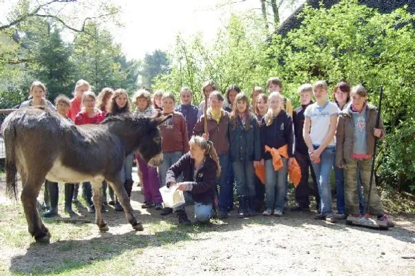 Bild: Spannender Zukunftstag für 27 Kids – Mit Forke und Harke unterwegs im Wildpark Schwarze Berge