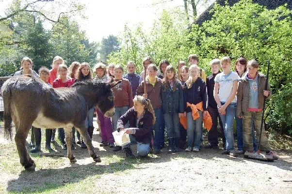 Bild: Spannender Zukunftstag für 27 Kids – Mit Forke und Harke unterwegs im Wildpark Schwarze Berge