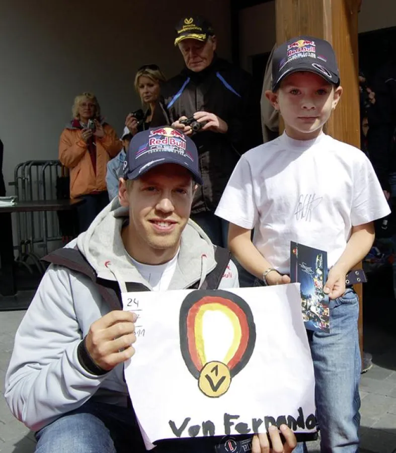 Formel 1 am Nürburgring: Fernando (7) trifft sein großes Idol Sebastian Vettel.