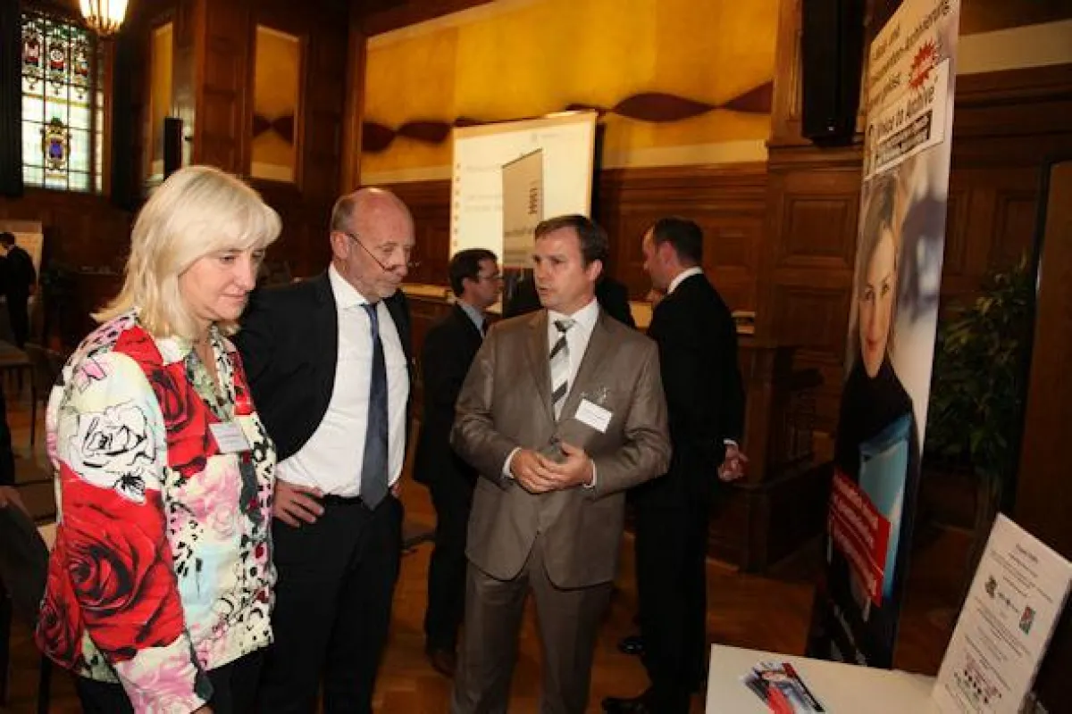 Friedhelm Peplowski, Director Sales und Marketing bei ARTEC, informiert Hessens Wissenschaftsministerin Eva Kühne-Hörmann und Wirtschaftsminister Dieter Posch über die Möglichkeiten zur rechtssicheren