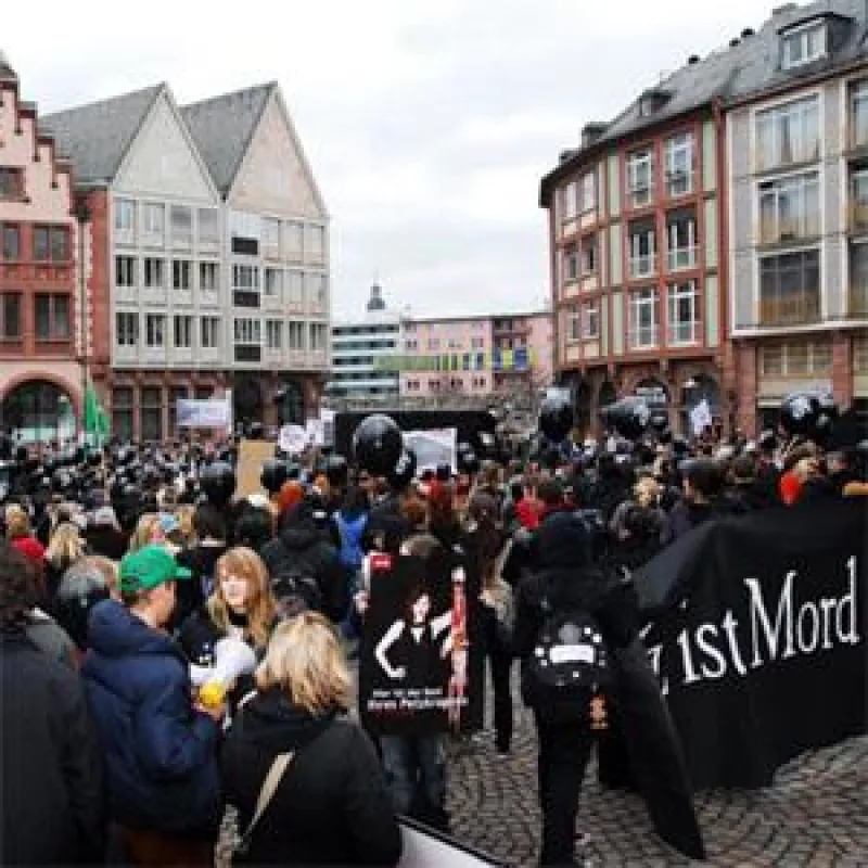 2008 protestierten rund 1.000 Tierrechtler gegen die