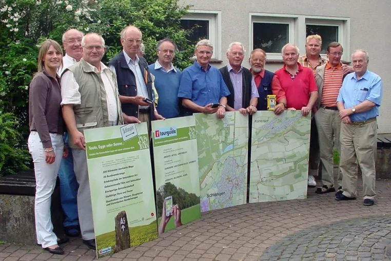 Bild: Mitglieder des Siemens/Nixdorf Aktiv-Clubs informieren sich in Schlangen über das  zukunftsweisende GPS Stadtplan- und Freizeitführer-Projekt