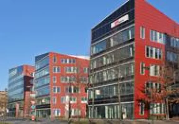 Bild: DIP-Partner AENGEVELT vermittelt 1.700 m² Bürofläche in den Düsseldorfer "RED ROCKS“ an HSMV