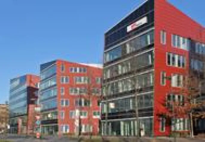 Bild: DIP-Partner AENGEVELT vermittelt 1.700 m² Bürofläche in den Düsseldorfer "RED ROCKS“ an HSMV