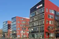Bild: DIP-Partner AENGEVELT vermittelt 1.700 m² Bürofläche in den Düsseldorfer "RED ROCKS“ an HSMV