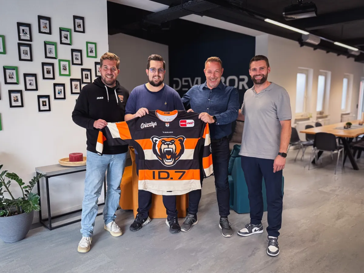 Trikotübergabe zur Partnerschaft zwischen bytehaus und den Grizzlys Wolfsburg