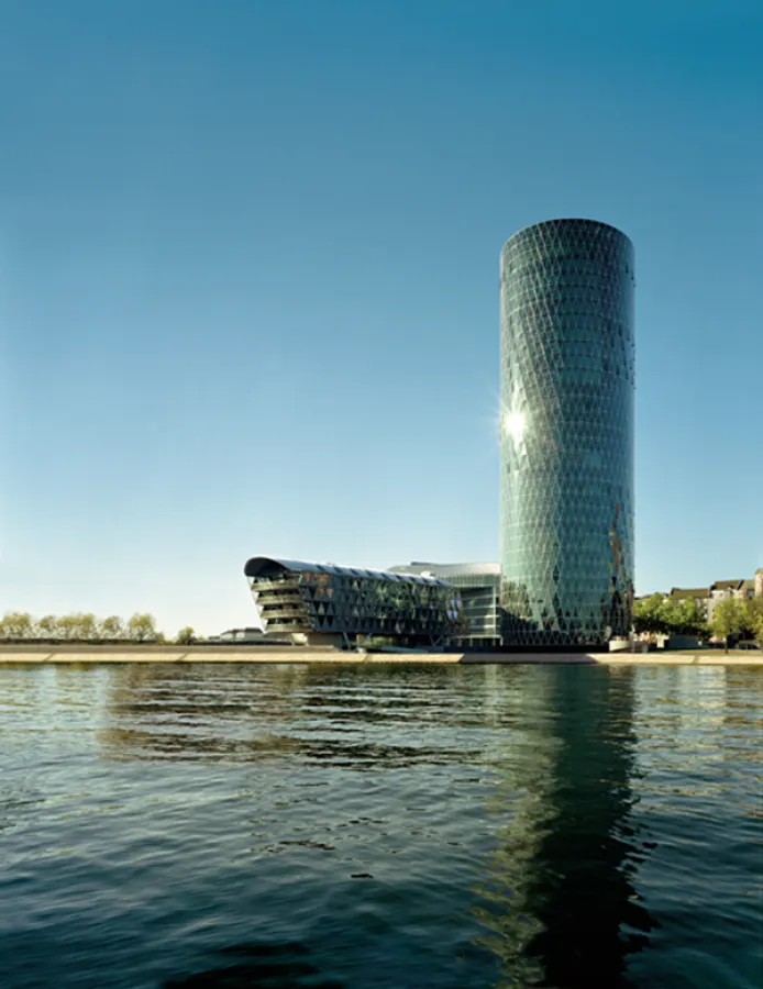 WESTHAFEN TOWER, Westhafen Brückengebäude und im Hintergrund Westhafen Haus
