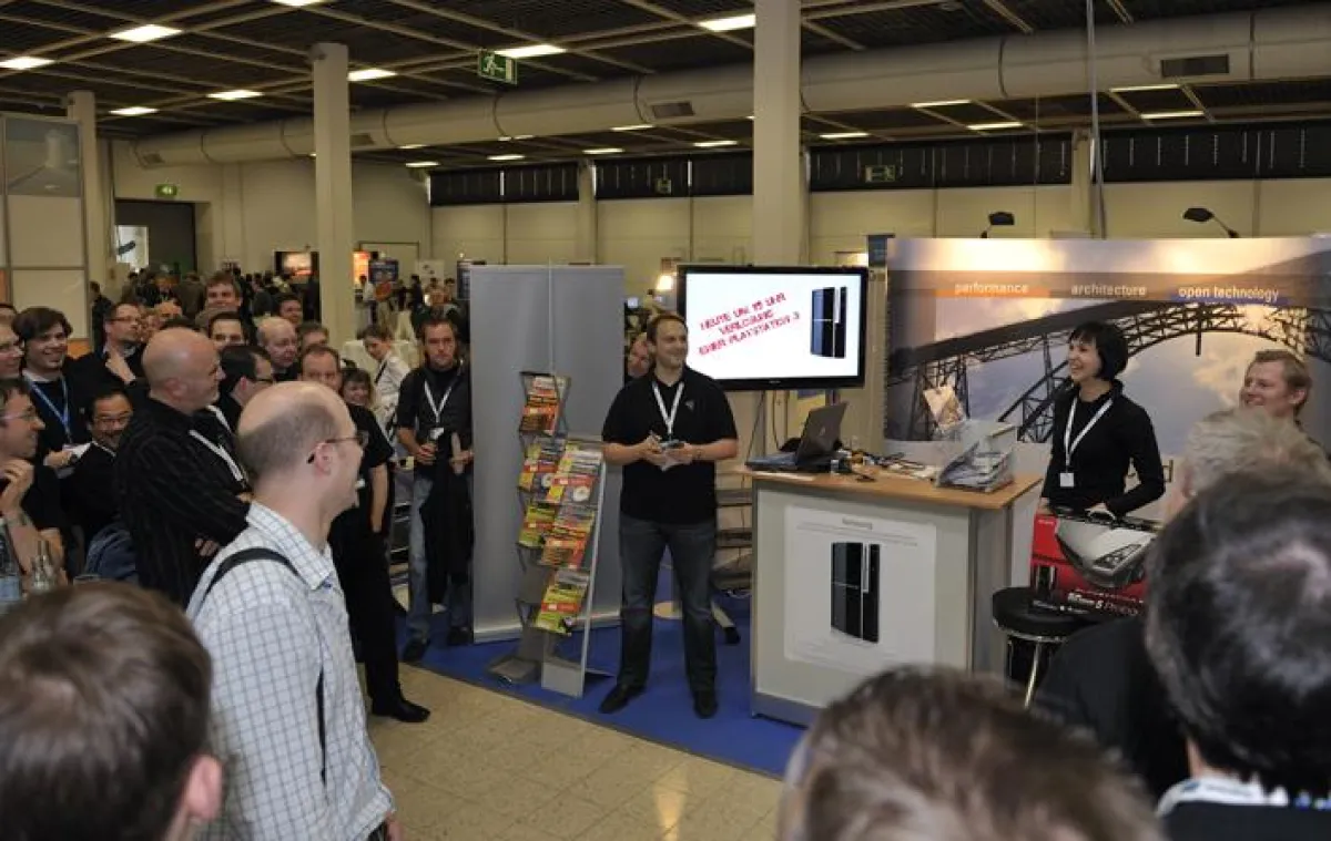 Großer Aufauf auf dem Messestand