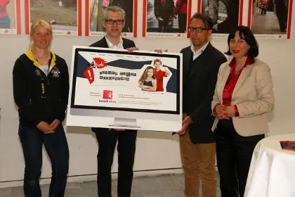 Euroweb Stiftung überreicht Sabaki neue Website Bild: Euroweb Stiftung überreicht Sabaki neue Website