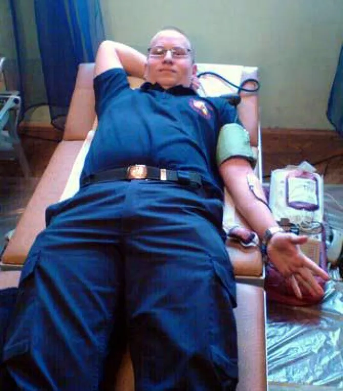 Verwalter Christoph Brandtner beim Blutspenden