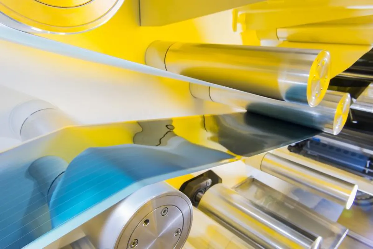 Rolle zu Rolle: Innovatives und effizientes Verfahren zur Produktion von Solarfolie. (© Photo Heliatek/Baldauf & Baldauf)