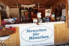 Bild: Im Einsatz für einen guten Zweck: Ehrenamtliche der Stiftung Menschen für Menschen auf dem Tollwoodfestival