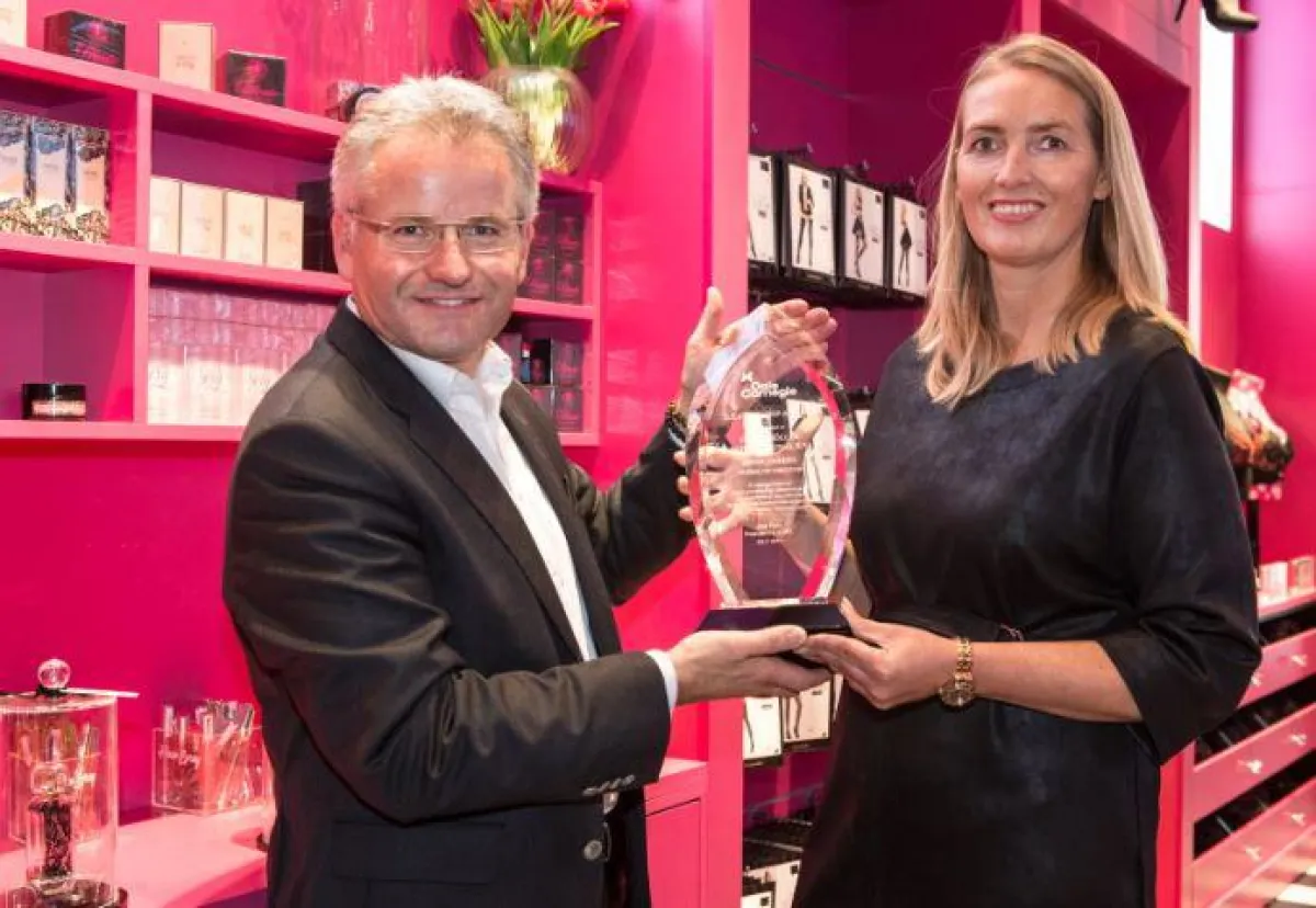 Uwe Göthert übergibt den Award an Anne Jaakke