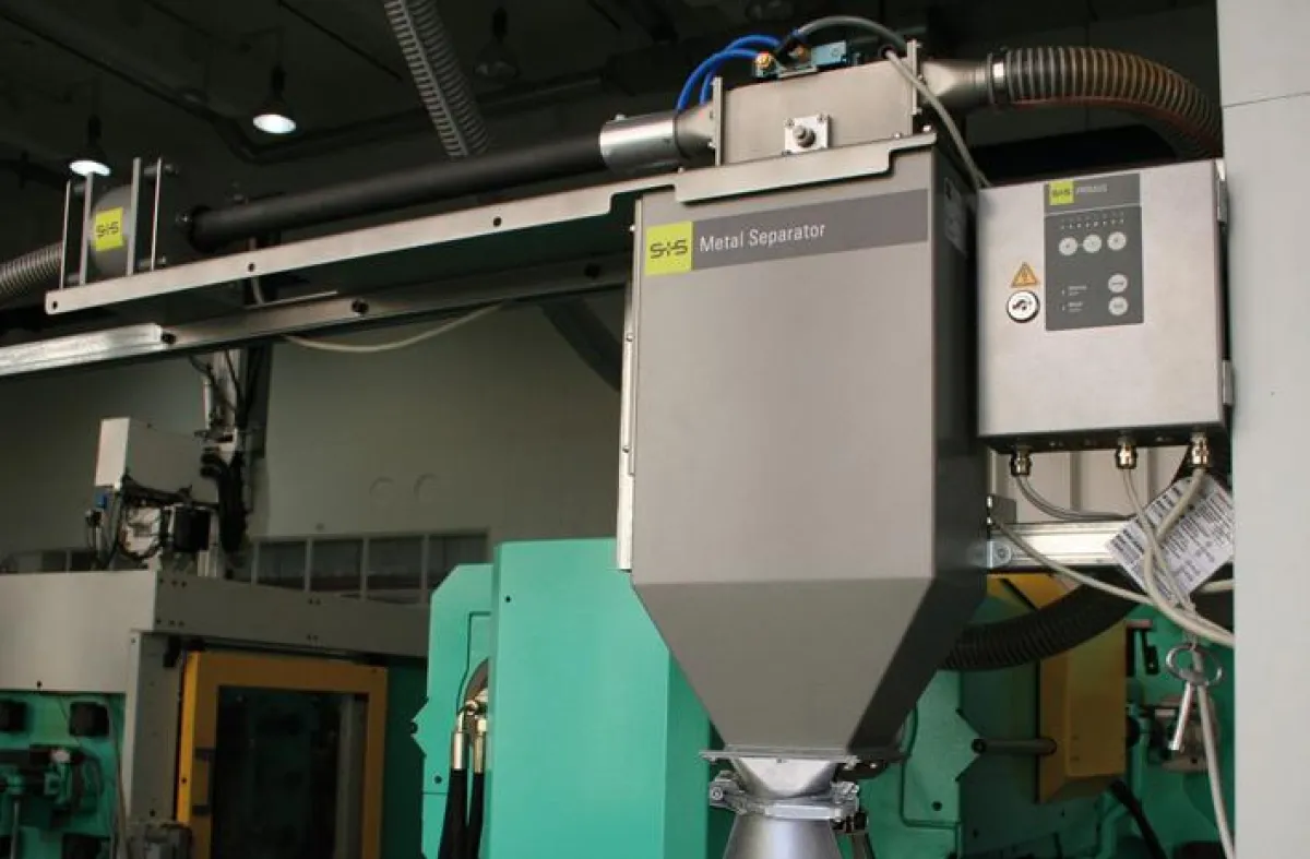 Der Metallseparator GF PRIMUS von S+S entfernt Metallverunreinigungen aus Kunststoffregenerat und beseitigt dadurch die Ursachen von Maschinenstillständen und fehlerhaften Teilen.