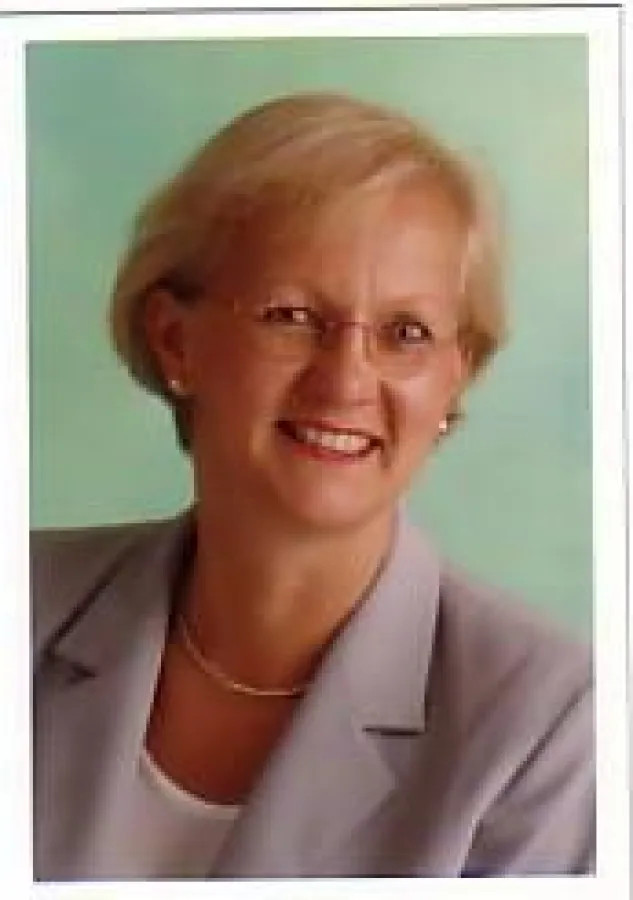 Frau Elke Rosenberger ist seit 40 Jahren in der Rüsselsheimer Volksbank beschäftigt