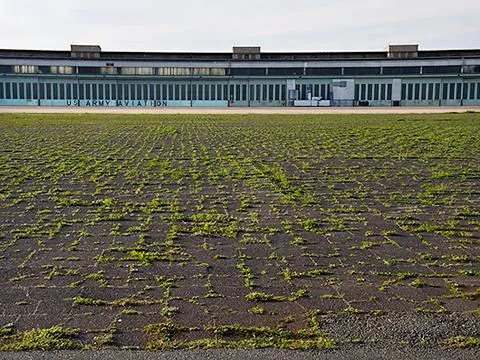 Tempelhof: Vom Reiz des Zwischenzustandes | Fotoausstellung von Anna Thiele in der Carpentier Galerie Bild: Tempelhof: Vom Reiz des Zwischenzustandes | Fotoausstellung von Anna Thiele in der Carpentier Galerie