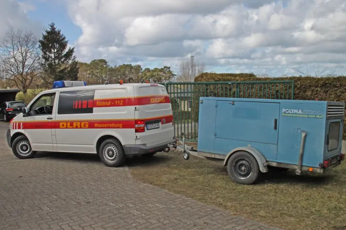 Engagement in Mecklenburg-Vorpommern: Netzbetreiber E.DIS unterstützt DLRG Rügen mit Notstromgerät Bild: Engagement in Mecklenburg-Vorpommern: Netzbetreiber E.DIS unterstützt DLRG Rügen mit Notstromgerät