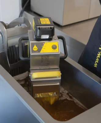 Bild: VITO AG präsentiert kabellosen Frittierölfilter VITO VM battery für Gastronomie und Großküchen