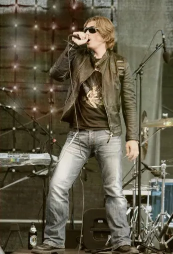Mickey Monroe auf dem „Münchener Sommernachtstraum“ im Olympiapark vor über 60.000 Zuschauern Bild: Mickey Monroe auf dem „Münchener Sommernachtstraum“ im Olympiapark vor über 60.000 Zuschauern