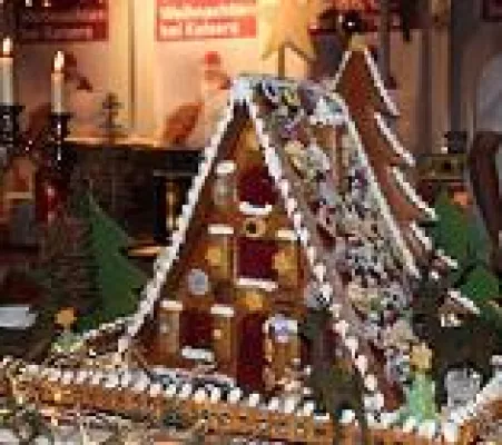 Bild: Knusper knusper knäuschen: ein Kubikmeter Lebkuchenhaus zu Gunsten der Freiburg Tafel