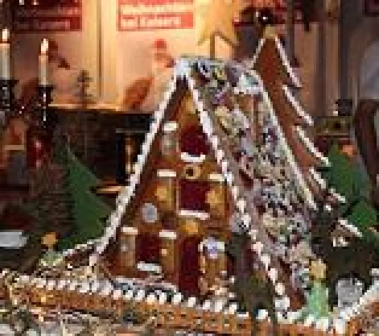 Bild: Knusper knusper knäuschen: ein Kubikmeter Lebkuchenhaus zu Gunsten der Freiburg Tafel