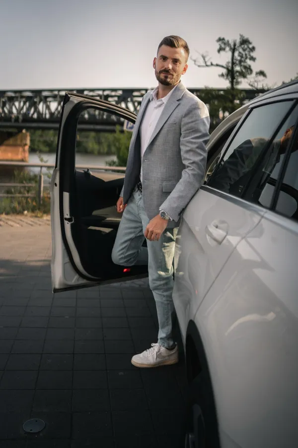 Jakob Kiender vermittelt, wie KI Copywriter produktiver und marktgerechter arbeiten lässt.