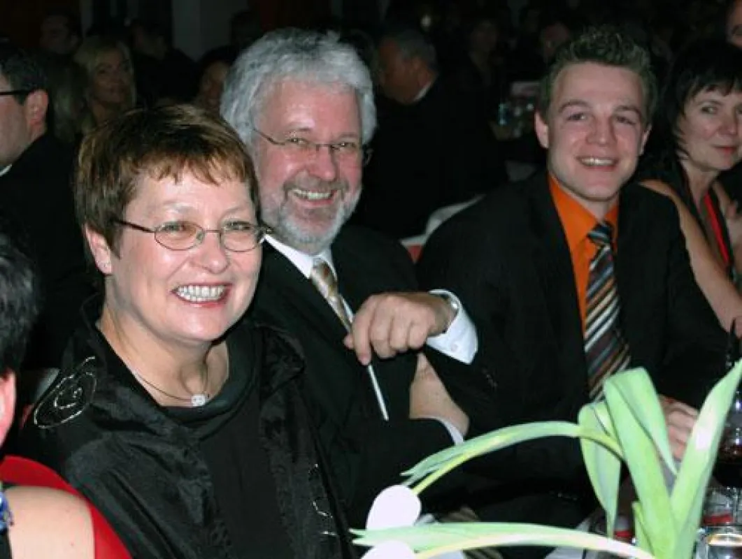 Treffpunkt der regionalen Wirtschaft: Wolfgang Hochreiter, Bezirksstellenleiter WKO mit Gattin und WB-Bezirksgeschäftsführer Martin Schausberger beim Ball des Mondseelandes 2006.