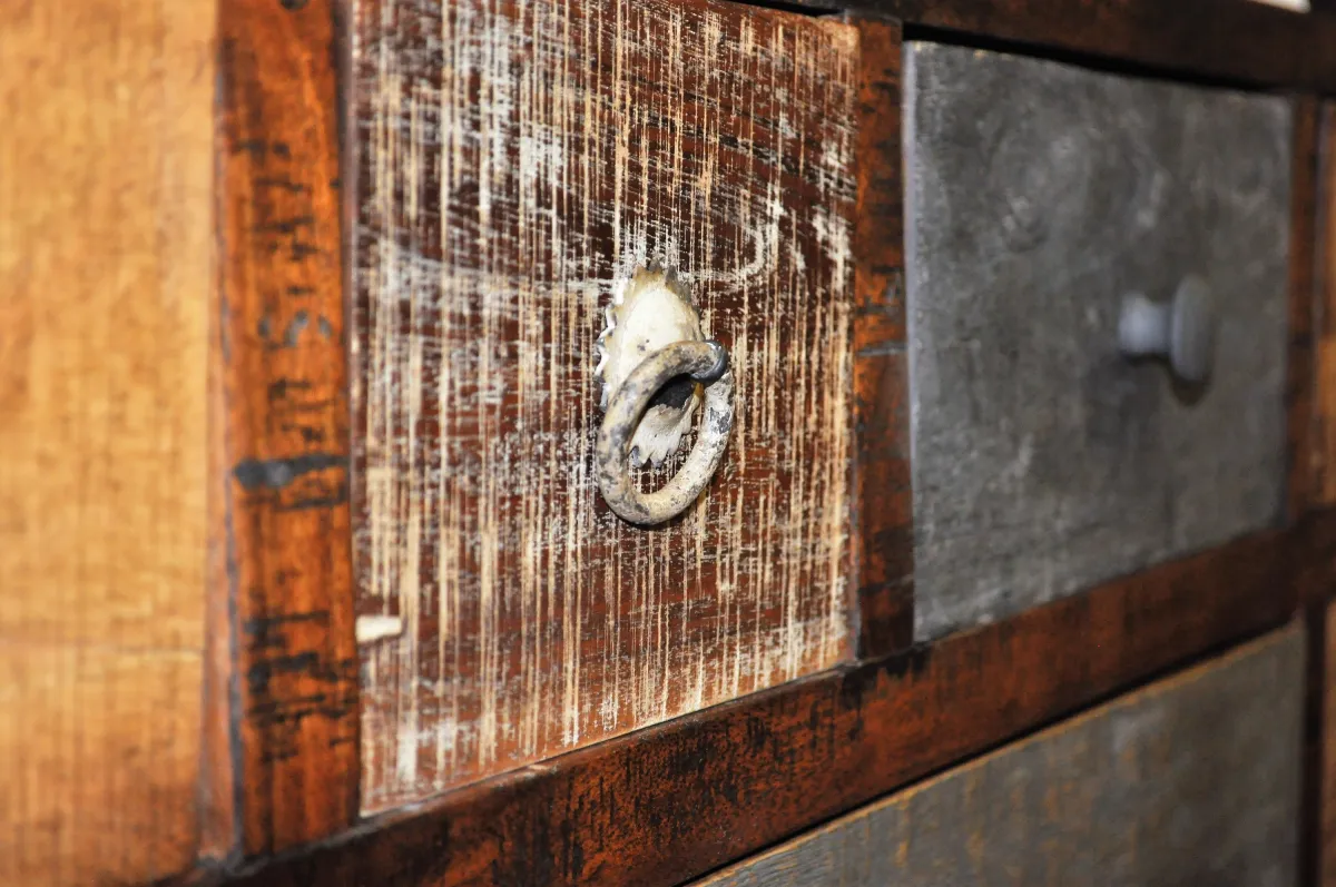 Massivholzmöbel bestechen durch ihre ganz eigene Geschichte, die sie von Raum zu Raum erzählen.