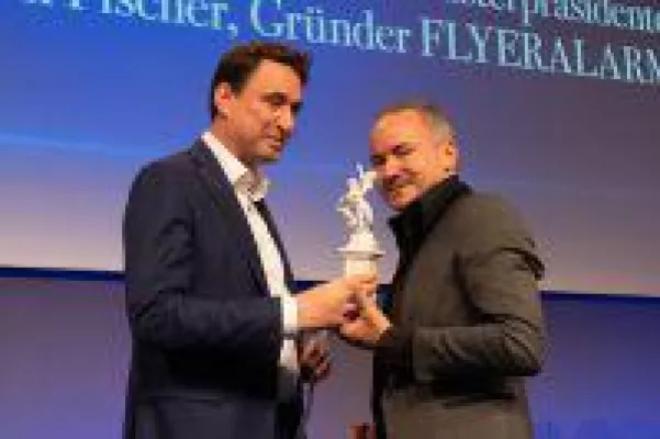 Bayerischer Printpreis 2018: FLYERALARM Gründer Thorsten Fischer erhält Ehrenpreis Bild: Bayerischer Printpreis 2018: FLYERALARM Gründer Thorsten Fischer erhält Ehrenpreis