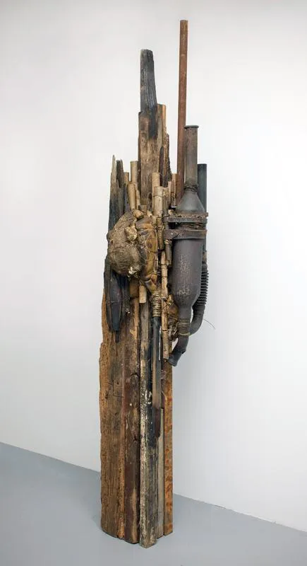 Izaak Zwartjes . ohne Titel, 2013, mixed media, 225 x 50 x 48 cm . Foto: Gert Jan van Rooij