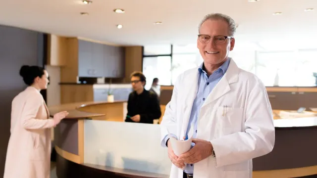 Bild: Lichtblick in der Pandemie: Dr. med. Patrick Bauer führt weiter Brustvergrößerungen und Brust-OPs durch 