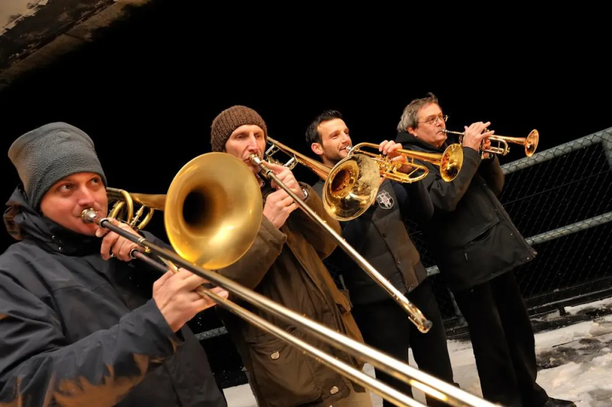 Höchste Töne: Das Bläserquartett des Gärtnerplatztheaters stimmt aus 56 Metern Höhe auf Weihnachten ein. Foto: Kai Schlender