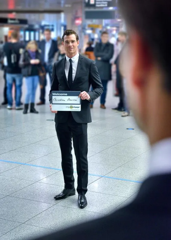 Besonders bequem: Bei Flughafenabholung wartet der myDriver-Chauffeur direkt am Gate.