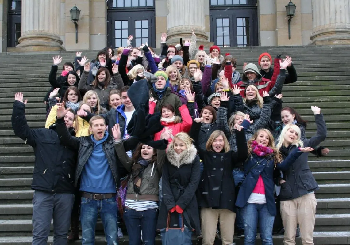 Die 11. Klassen der Schule für Hotel- und Tourismusmanagement Wiesau vor dem Bundestag