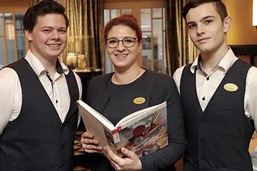 Bild: Jana Schäfer coacht gastronomische Nachwuchskräfte