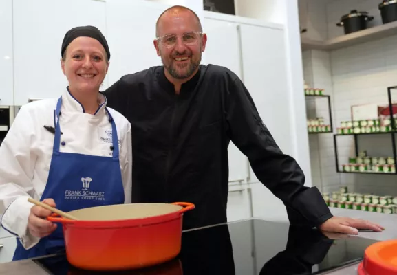 Neue Köchin hebt die Frauenquote bei der FSGG an – Ulrike Plate hat die Freude am Kochen wiedererlangt Bild: Neue Köchin hebt die Frauenquote bei der FSGG an – Ulrike Plate hat die Freude am Kochen wiedererlangt