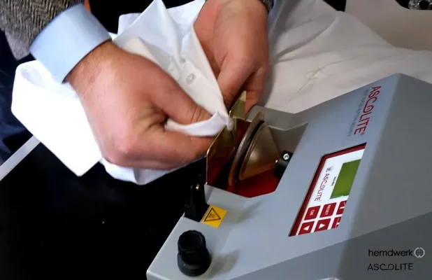 Bild: hemdwerk setzt auf Ascolite Knopf-Thermofixierung